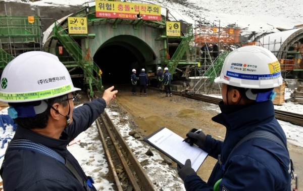 2019 경기도 국가안전대진단에 나선 수원시청 시민안전과 직원들이 19일 수원외곽순환도로 터널 건설현장에서 안전점검하고 있다. 이번 국가안전대진단은 사회 전반의 안전실태 개선을 위한 재난예방활동으로 건축, 생활·여가, 환경·에너지, 교통, 보건복지 등 6개 분야,  2만여 개소를 대상으로  정부와 지자체, 민간전문가 등이 오는 4월 19까지 합동 점검을 실시한다.전형민기자