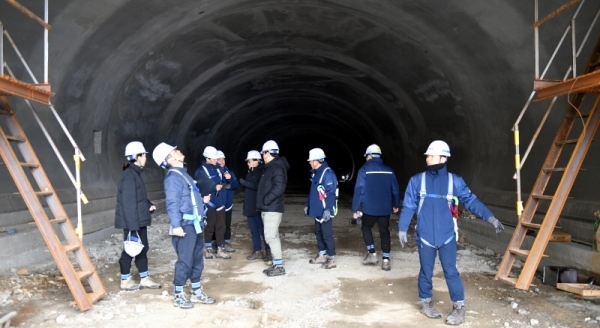 2019 경기도 국가안전대진단에 나선 수원시청 시민안전과 직원들이 19일 수원외곽순환도로 터널 건설현장에서 안전점검하고 있다. 이번 국가안전대진단은 사회 전반의 안전실태 개선을 위한 재난예방활동으로 건축, 생활·여가, 환경·에너지, 교통, 보건복지 등 6개 분야,  2만여 개소를 대상으로  정부와 지자체, 민간전문가 등이 오는 4월 19까지 합동 점검을 실시한다.전형민기자