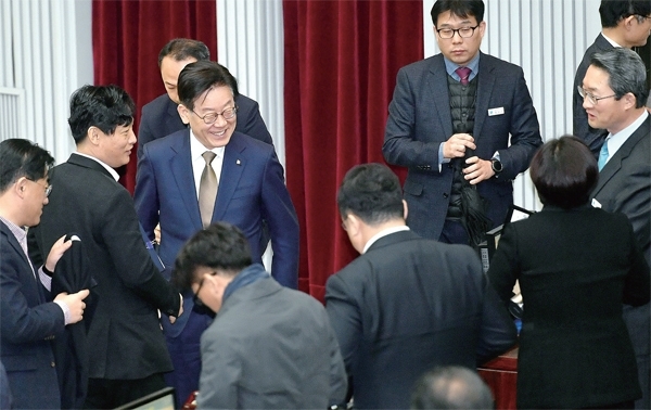 경기도의회 제333회 임시회 2차 본회의가 폐회된 19일 본회의장에서 이재명 경기도지사가 의원들과 대화를 나누고 있다. 이날 본회의에선 이 지사가 제출한‘경기도 택시산업 발전 지원 조례 일부 개정 조례안 재요구의 건’ 등 51건의 조례안을 의결했다. 전형민기자