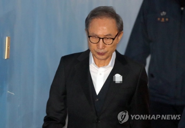 이명박 전 대통령이 지난 15일 서울고법에서 열린 속행공판에 출석하기 위해 호송차에서 내려 법정으로 향하고 있는 모습. 연합뉴스