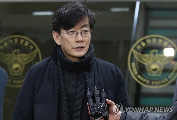 손석희 JTBC 대표이사가 지난 17일 서울 마포경찰서에서 조사를 마친 뒤 귀가하며 취재진의 질문에 답하고 있다. 연합뉴스