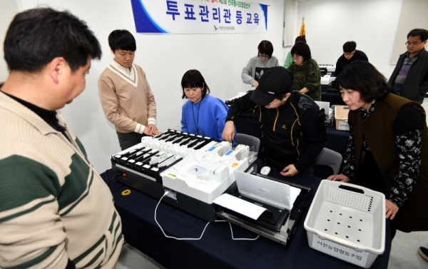오는 3월 13일 실시하는 제2회 전국동시조합장선거를 앞두고 20일 이천시선거관리위원회 직원들이 선관위 회의실에서  투표지분류기의 기능·성능 및 프로그램 등 정상작동 여부를 점검하고 있다. 전형민기자