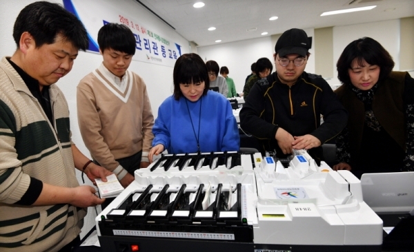 오는 3월 13일 실시하는 제2회 전국동시조합장선거를 앞두고 20일 이천시선거관리위원회 직원들이 선관위 회의실에서  투표지분류기의 기능·성능 및 프로그램 등 정상작동 여부를 점검하고 있다. 전형민기자