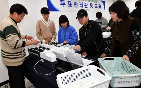 오는 3월 13일 실시하는 제2회 전국동시조합장선거를 앞두고 20일 이천시선거관리위원회 직원들이 선관위 회의실에서  투표지분류기의 기능·성능 및 프로그램 등 정상작동 여부를 점검하고 있다. 전형민기자