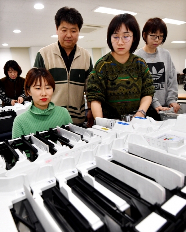 오는 3월 13일 실시하는 제2회 전국동시조합장선거를 앞두고 20일 이천시선거관리위원회 직원들이 선관위 회의실에서  투표지분류기의 기능·성능 및 프로그램 등 정상작동 여부를 점검하고 있다. 전형민기자