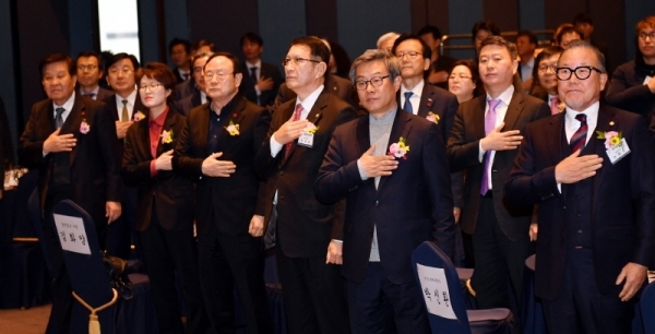 20일 라마다프라자 수원호텔에서 열린 ‘중소기업융합경기연합회 제24차 정기총회 및 제13ㆍ14대 연합회장 이ㆍ취임식’에서 박신환 경기도 경제노동실장, 백운만 경기지방중소벤처기업청장, 중소기업융합경기연합회 제13대 한희준 연합회장, 제14대 전경표 연합회장, 신항철 경기일보 대표이사 사장 등 참석자들이 국민의례를 하고 있다.전형민기자