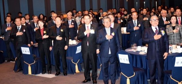 20일 라마다프라자 수원호텔에서 열린 ‘중소기업융합경기연합회 제24차 정기총회 및 제13ㆍ14대 연합회장 이ㆍ취임식’에서 박신환 경기도 경제노동실장, 백운만 경기지방중소벤처기업청장, 중소기업융합경기연합회 제13대 한희준 연합회장, 제14대 전경표 연합회장, 신항철 경기일보 대표이사 사장 등 참석자들이 국민의례를 하고 있다.전형민기자