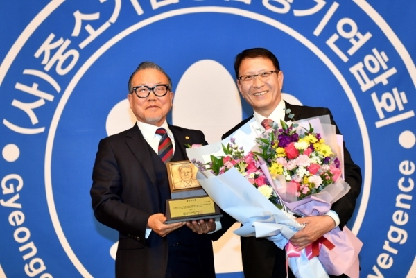 20일 라마다프라자 수원호텔에서 열린  ‘중소기업융합경기연합회 제24차 정기총회 및 제13ㆍ14대 연합회장 이ㆍ취임식’에서 제13대 한희준 연합회장이 제14대 전경표 연합회장에게 당선 기념패를 전달 하고 있다.전형민기자