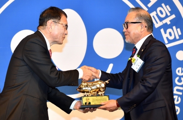 20일 라마다프라자 수원호텔에서 열린  ‘중소기업융합경기연합회 제24차 정기총회 및 제13ㆍ14대 연합회장 이ㆍ취임식’에서 제14대 전경표 연합회장이 제13대 한희준 연합회장에게 재직 기념패를 전달 하고 있다.전형민기자