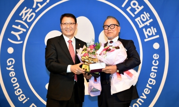 20일 라마다프라자 수원호텔에서 열린  ‘중소기업융합경기연합회 제24차 정기총회 및 제13ㆍ14대 연합회장 이ㆍ취임식’에서 제14대 전경표 연합회장이 제13대 한희준 연합회장에게 재직 기념패를 전달 하고 있다.전형민기자