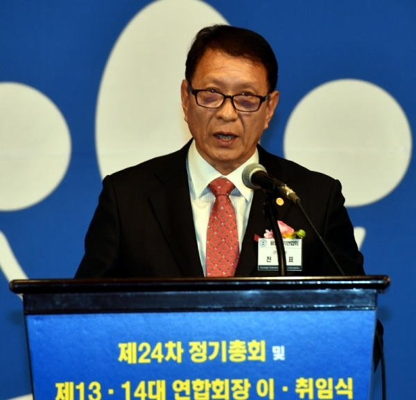 20일 라마다프라자 수원호텔에서 열린 ‘중소기업융합경기연합회 제24차 정기총회 및 제13ㆍ14대 연합회장 이ㆍ취임식’에서 제14대 전경표 연합회장이 취임사를 하고 있다.전형민기자