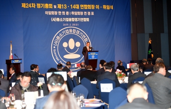 20일 라마다프라자 수원호텔에서 열린 ‘중소기업융합경기연합회 제24차 정기총회 및 제13ㆍ14대 연합회장 이ㆍ취임식’에서 제14대 전경표 연합회장이 취임사를 하고 있다.전형민기자