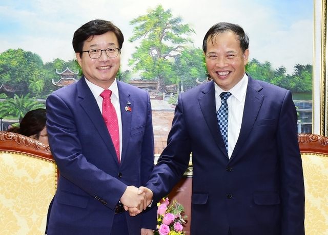 염태영 시장이 웬 만 히엔 당서기와 악수하고 있다.