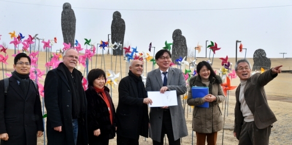 독일 베를린 장벽을 벽화 갤러리로 꾸민 이스트사이드 갤러리협회 카니 알라비(Kani Alavi) 협회장과 요로그 베버(Jorg Weber) 등 일행이 20일 이화영 도 평화부지사 등과 함께 분단의 상징인 경기북부 비무장지대(DMZ) 등을 둘러보며 예술활동을 통해 DMZ를 세계적인 관광명소로 만들기 위한 작품구상을 하고 있다. 김시범기자