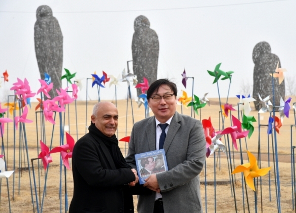 독일 베를린 장벽을 벽화 갤러리로 꾸민 이스트사이드 갤러리협회 카니 알라비(Kani Alavi) 협회장과 요로그 베버(Jorg Weber) 등 일행이 20일 이화영 도 평화부지사 등과 함께 분단의 상징인 경기북부 비무장지대(DMZ) 등을 둘러보며 예술활동을 통해 DMZ를 세계적인 관광명소로 만들기 위한 작품구상을 하고 있다. 김시범기자