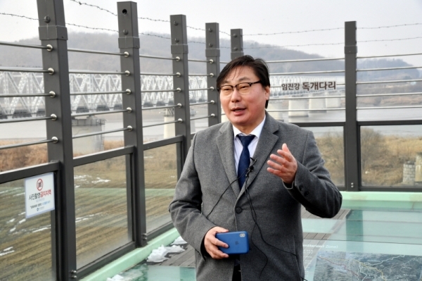 파주 임진각 독개다리에서  20일  DMZ를 세계적인 관광명소로 만들기 위한 계획을 밝히고 있는 이화영 도 평화부지사. 김시범기자