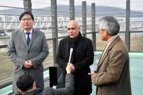 독일 베를린 장벽을 벽화 갤러리로 꾸민 이스트사이드 갤러리협회 카니 알라비(Kani Alavi) 협회장과 요로그 베버(Jorg Weber) 등 일행이 20일 이화영 도 평화부지사 등과 함께 분단의 상징인 경기북부 비무장지대(DMZ) 등을 둘러보며 예술활동을 통해 DMZ를 세계적인 관광명소로 만들기 위한 작품구상을 하고 있다. 김시범기자