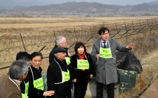 독일 베를린 장벽을 벽화 갤러리로 꾸민 이스트사이드 갤러리협회 카니 알라비(Kani Alavi) 협회장과 요로그 베버(Jorg Weber) 등 일행이 20일 이화영 도 평화부지사 등과 함께 분단의 상징인 경기북부 비무장지대(DMZ) 등을 둘러보며 예술활동을 통해 DMZ를 세계적인 관광명소로 만들기 위한 작품구상을 하고 있다. 김시범기자