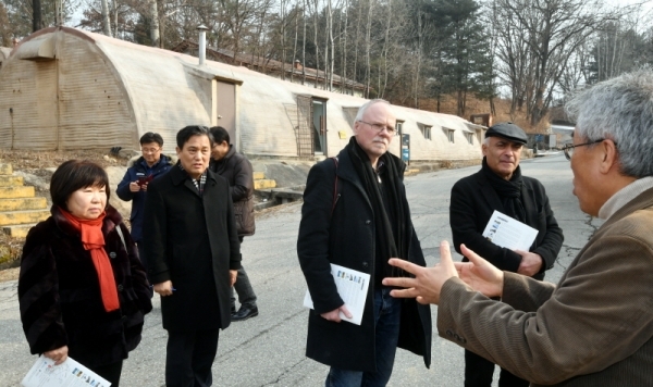 독일 베를린 장벽을 벽화 갤러리로 꾸민 이스트사이드 갤러리협회 카니 알라비(Kani Alavi) 협회장과 요로그 베버(Jorg Weber) 등 일행이 20일 이화영 도 평화부지사 등과 함께 분단의 상징인 경기북부 비무장지대(DMZ) 등을 둘러보며 예술활동을 통해 DMZ를 세계적인 관광명소로 만들기 위한 작품구상을 하고 있다. 김시범기자