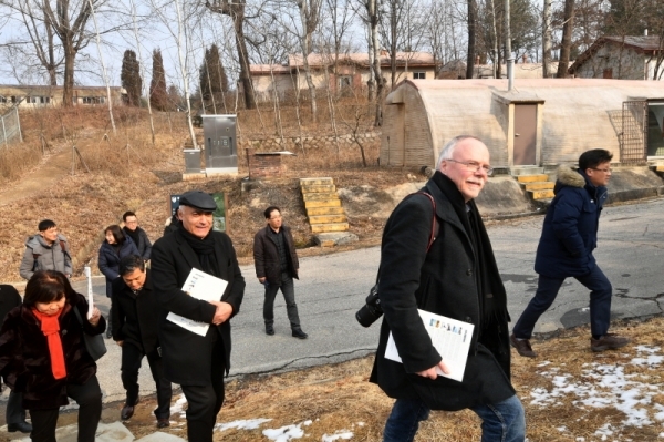 독일 베를린 장벽을 벽화 갤러리로 꾸민 이스트사이드 갤러리협회 카니 알라비(Kani Alavi) 협회장과 요로그 베버(Jorg Weber) 등 일행이 20일 이화영 도 평화부지사 등과 함께 분단의 상징인 경기북부 비무장지대(DMZ) 등을 둘러보며 예술활동을 통해 DMZ를 세계적인 관광명소로 만들기 위한 작품구상을 하고 있다. 김시범기자