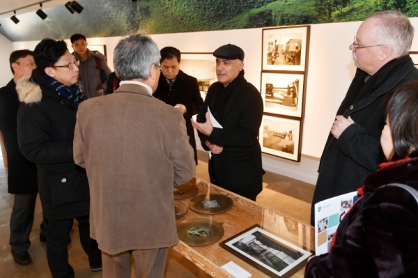 독일 베를린 장벽을 벽화 갤러리로 꾸민 이스트사이드 갤러리협회 카니 알라비(Kani Alavi) 협회장과 요로그 베버(Jorg Weber) 등 일행이 20일 이화영 도 평화부지사 등과 함께 분단의 상징인 경기북부 비무장지대(DMZ) 등을 둘러보며 예술활동을 통해 DMZ를 세계적인 관광명소로 만들기 위한 작품구상을 하고 있다. 김시범기자