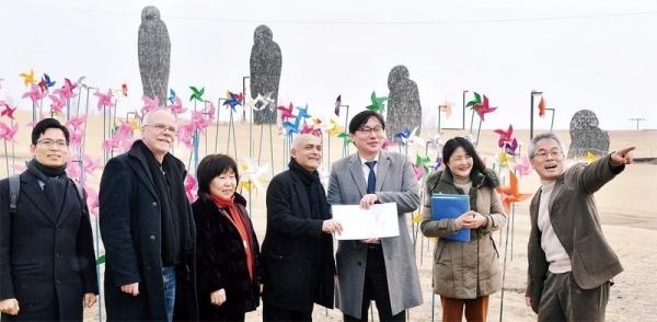 독일 베를린 장벽을 벽화 갤러리로 꾸민 이스트사이드 갤러리협회 카니 알라비(Kani Alavi) 협회장과 요로그 베버(Jorg Weber) 등 일행이 20일 이화영 경기도 평화부지사 등과 함께 분단의 상징인 비무장지대(DMZ) 등을 둘러보며 예술활동을 통해 DMZ를 세계적인 관광명소로 만들기 위한 작품구상을 하고 있다. 김시범기자