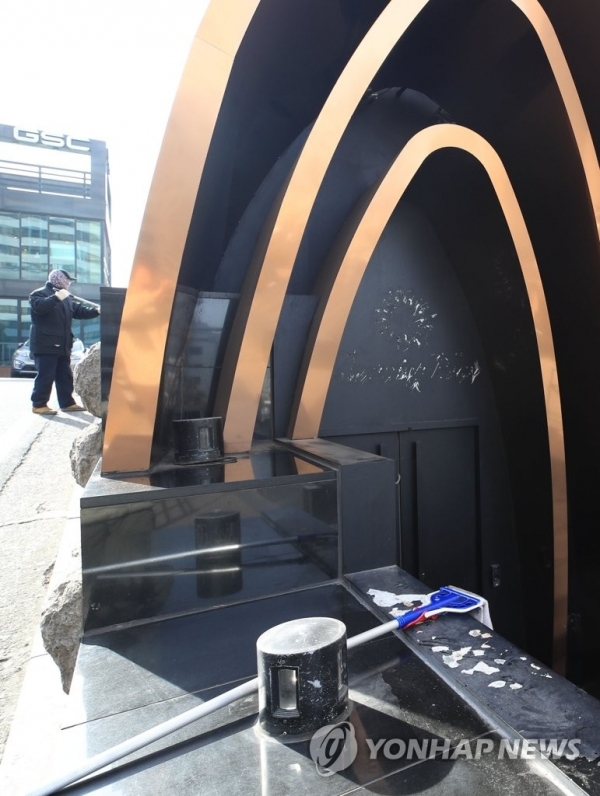 18일 오전 간판이 사라진 버닝썬 입구. 연합뉴스
