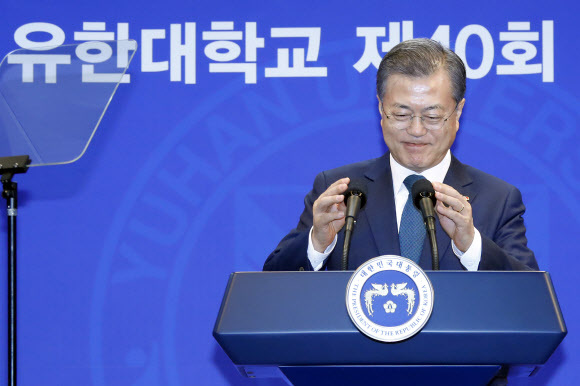 문재인 대통령이 21일 오전 경기도 부천시 유한대학교에서 열린 졸업식에서 인사말을 하고 있다. 현직 대통령이 전문대 졸업식을 찾은 것은 이례적으로 지난 2001년 당시 김대중 대통령의 충청대 졸업식 참석에 이어 18년 만이자 역대 두 번째 사례다. 연합뉴스