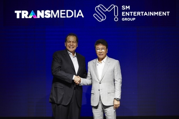 왼쪽부터 카이룰 딴중 CT 그룹 회장, 이수만 SM 총괄 프로듀서. SM엔터테인먼트