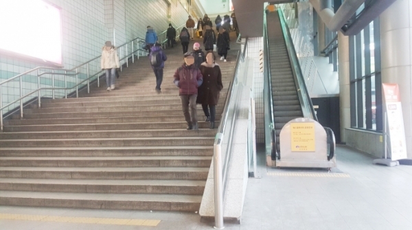 부천 북부역의 에스컬레이터가 고장난지 5개월째 수리되지 않고 방치돼 있어 시민들이 계단만을 이용해 지나다니고 있다.