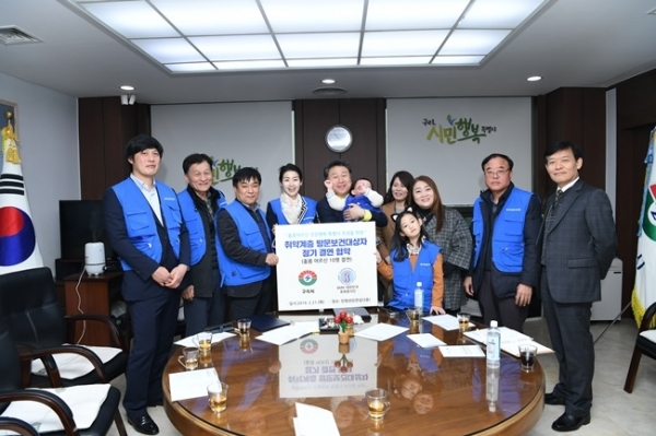 구리시가 21일 축복봉사단과 함께 취약 계층 방문 보건 대상자인 홀로 사는 노인 10가구와 1:1 매칭 결연식을 가졌다.