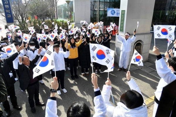 제100주년 3·1절을 일주일 앞둔 22일 낙생면사무소 3·1운동 만세 시위지였던 성남 낙생고등학교에서 재학생들이 만세운동 퍼포먼스를 하고 있다. 이날 학생들은 3·1절을 기념해 애국지사 초청강연, 탐구활동 전시 등 학생 주도 활동을 벌였다. 김시범 기자