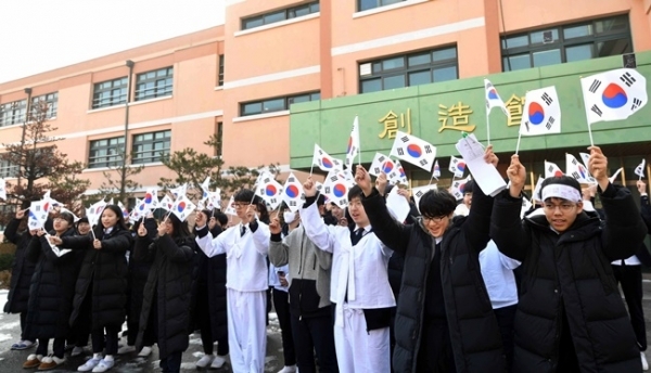 제100주년 3·1절을 일주일 앞둔 22일 낙생면사무소 3·1운동 만세 시위지였던 성남 낙생고등학교에서 재학생들이 만세운동 퍼포먼스를 하고 있다. 이날 학생들은 3·1절을 기념해 애국지사 초청강연, 탐구활동 전시 등 학생 주도 활동을 벌였다. 김시범 기자