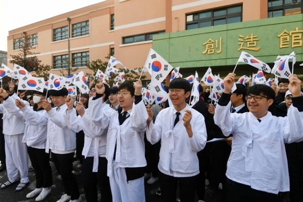 제100주년 3·1절을 일주일 앞둔 22일 낙생면사무소 3·1운동 만세 시위지였던 성남 낙생고등학교에서 재학생들이 만세운동 퍼포먼스를 하고 있다. 이날 학생들은 3·1절을 기념해 애국지사 초청강연, 탐구활동 전시 등 학생 주도 활동을 벌였다. 김시범 기자