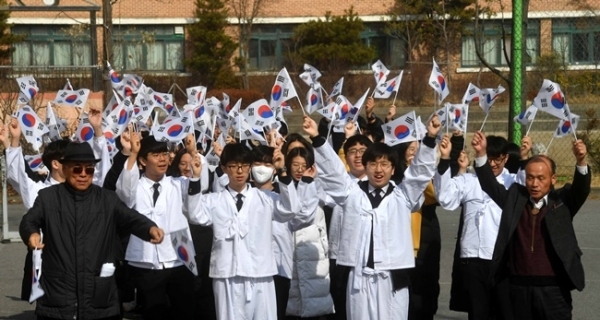 제100주년 3·1절을 일주일 앞둔 22일 낙생면사무소 3·1운동 만세 시위지였던 성남 낙생고등학교에서 재학생들이 만세운동 퍼포먼스를 하고 있다. 이날 학생들은 3·1절을 기념해 애국지사 초청강연, 탐구활동 전시 등 학생 주도 활동을 벌였다. 김시범 기자