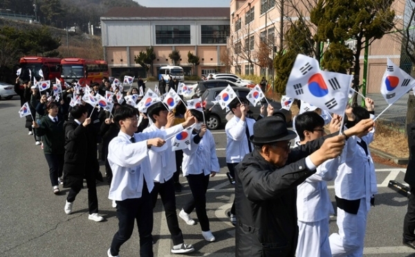 제100주년 3·1절을 일주일 앞둔 22일 낙생면사무소 3·1운동 만세 시위지였던 성남 낙생고등학교에서 재학생들이 만세운동 퍼포먼스를 하고 있다. 이날 학생들은 3·1절을 기념해 애국지사 초청강연, 탐구활동 전시 등 학생 주도 활동을 벌였다. 김시범 기자