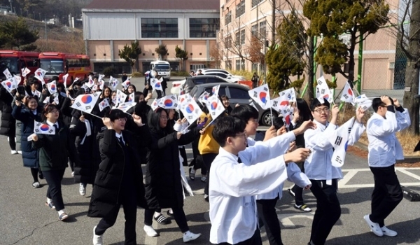 제100주년 3·1절을 일주일 앞둔 22일 낙생면사무소 3·1운동 만세 시위지였던 성남 낙생고등학교에서 재학생들이 만세운동 퍼포먼스를 하고 있다. 이날 학생들은 3·1절을 기념해 애국지사 초청강연, 탐구활동 전시 등 학생 주도 활동을 벌였다. 김시범 기자