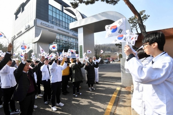 제100주년 3·1절을 일주일 앞둔 22일 낙생면사무소 3·1운동 만세 시위지였던 성남 낙생고등학교에서 재학생들이 만세운동 퍼포먼스를 하고 있다. 이날 학생들은 3·1절을 기념해 애국지사 초청강연, 탐구활동 전시 등 학생 주도 활동을 벌였다. 김시범 기자