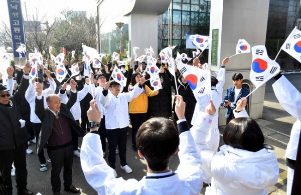 제100주년 3·1절을 일주일 앞둔 22일 낙생면사무소 3·1운동 만세 시위지였던 성남 낙생고등학교에서 재학생들이 만세운동 퍼포먼스를 하고 있다. 이날 학생들은 3·1절을 기념해 애국지사 초청강연, 탐구활동 전시 등 학생 주도 활동을 벌였다. 김시범 기자