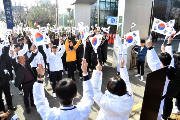제100주년 3·1절을 일주일 앞둔 22일 낙생면사무소 3·1운동 만세 시위지였던 성남 낙생고등학교에서 재학생들이 만세운동 퍼포먼스를 하고 있다. 이날 학생들은 3·1절을 기념해 애국지사 초청강연, 탐구활동 전시 등 학생 주도 활동을 벌였다. 김시범 기자