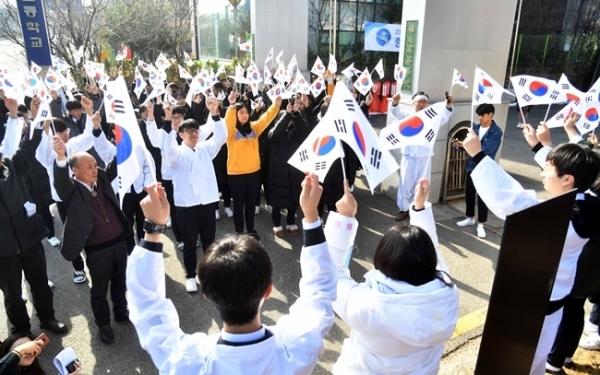 제100주년 3·1절을 일주일 앞둔 22일 낙생면사무소 3·1운동 만세 시위지였던 성남 낙생고등학교에서 재학생들이 만세운동 퍼포먼스를 하고 있다. 이날 학생들은 3·1절을 기념해 애국지사 초청강연, 탐구활동 전시 등 학생 주도 활동을 벌였다. 김시범 기자