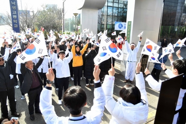 제100주년 3·1절을 일주일 앞둔 22일 낙생면사무소 3·1운동 만세 시위지였던 성남 낙생고등학교에서 재학생들이 만세운동 퍼포먼스를 하고 있다. 이날 학생들은 3·1절을 기념해 애국지사 초청강연, 탐구활동 전시 등 학생 주도 활동을 벌였다. 김시범 기자