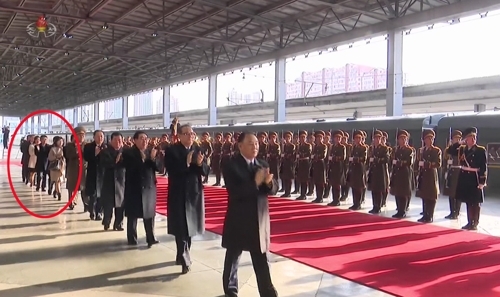 북한 조선중앙TV는 24일 김정은 북한 국무위원장이 전날 제2차 북미정상회담이 열릴 베트남 하노이로 출발하는 영상을 약 2분 40초 분량으로 편집해 보도했다. 이날 방영된 영상에서는 최선희 외무성 부상(붉은원 안 오른쪽)과 현송월 삼지연관현악단 단장(붉은원 안 왼쪽)으로 추정되는 인물들의 모습이 포착됐다.