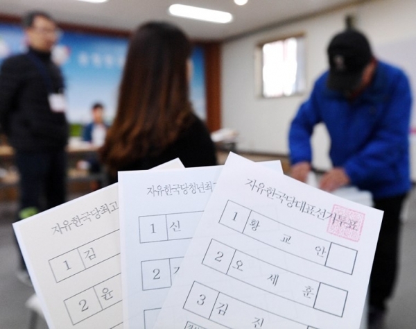 24일 자유한국당 전당대회 사전투표가 전국 시,군,구 투표소에서 진행됐다. 수원시 팔달구, 장안구 합동 투표소에서 자유한국당원이 투표를 하고있다. 윤원규 수습기자 