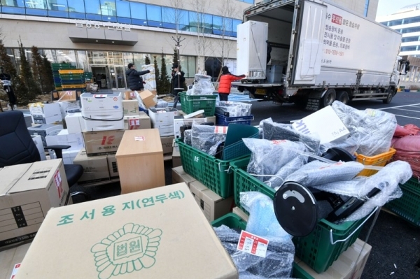 오는 1일 개원하는 수원고등법원이 들어서는 수원 광교신도시 내 수원법원종합청사에서 24일 휴일에도 불구하고 막바지 마무리 작업 및 이사가 한창이다. 한편 이곳으로 이전하는 수원지방법원은 25일부터 업무를 재개한다. 김시범기자