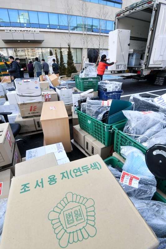 오는 1일 개원하는 수원고등법원이 들어서는 수원 광교신도시 내 수원법원종합청사에서 24일 휴일에도 불구하고 막바지 마무리 작업 및 이사가 한창이다. 한편 이곳으로 이전하는 수원지방법원은 25일부터 업무를 재개한다. 김시범기자