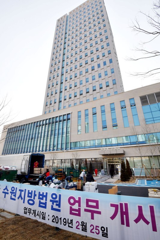 오는 1일 개원하는 수원고등법원이 들어서는 수원 광교신도시 내 수원법원종합청사에서 24일 휴일에도 불구하고 막바지 마무리 작업 및 이사가 한창이다. 한편 이곳으로 이전하는 수원지방법원은 25일부터 업무를 재개한다. 김시범기자