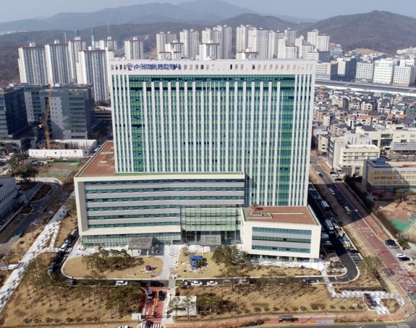 오는 1일 개원하는 수원고등법원이 들어서는 수원 광교신도시 내 수원법원종합청사에서 24일 휴일에도 불구하고 막바지 마무리 작업 및 이사가 한창이다. 한편 이곳으로 이전하는 수원지방법원은 25일부터 업무를 재개한다. 김시범기자