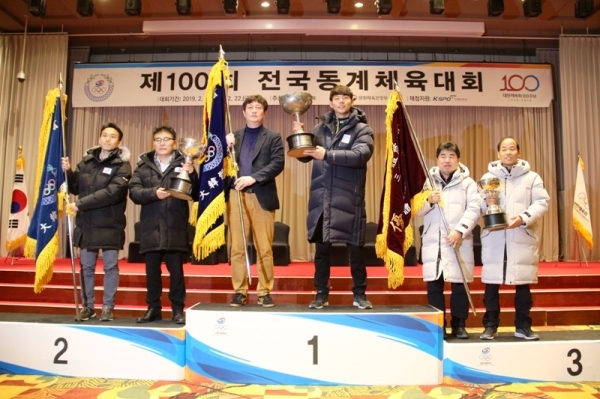 22일 강원도 평창군 용평리조트 그랜드볼룽에서 열린 제100회 전국동계체육대회 폐회식에서 17년 연속 종합우승을 차지한 경기도선수단 박상현 총감독이 우승트로피를 들고 시상대 가장 높은 곳에 올라 기념촬영을 하고 있다.경기도체육회 제공