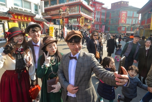 주말인 24일 오후 인천 중구 차이나타운을 찾은 시민이 개화기 의상을 입고 기념촬영을 하고 있다. 과거 근대 문물의 유입 통로이자 국제외교의 중심지였던 차이나타운이 개화기 의상 체험으로 20대 젊은 층에게 이색 문화체험 장소로 각광받고 있다.조주현기자